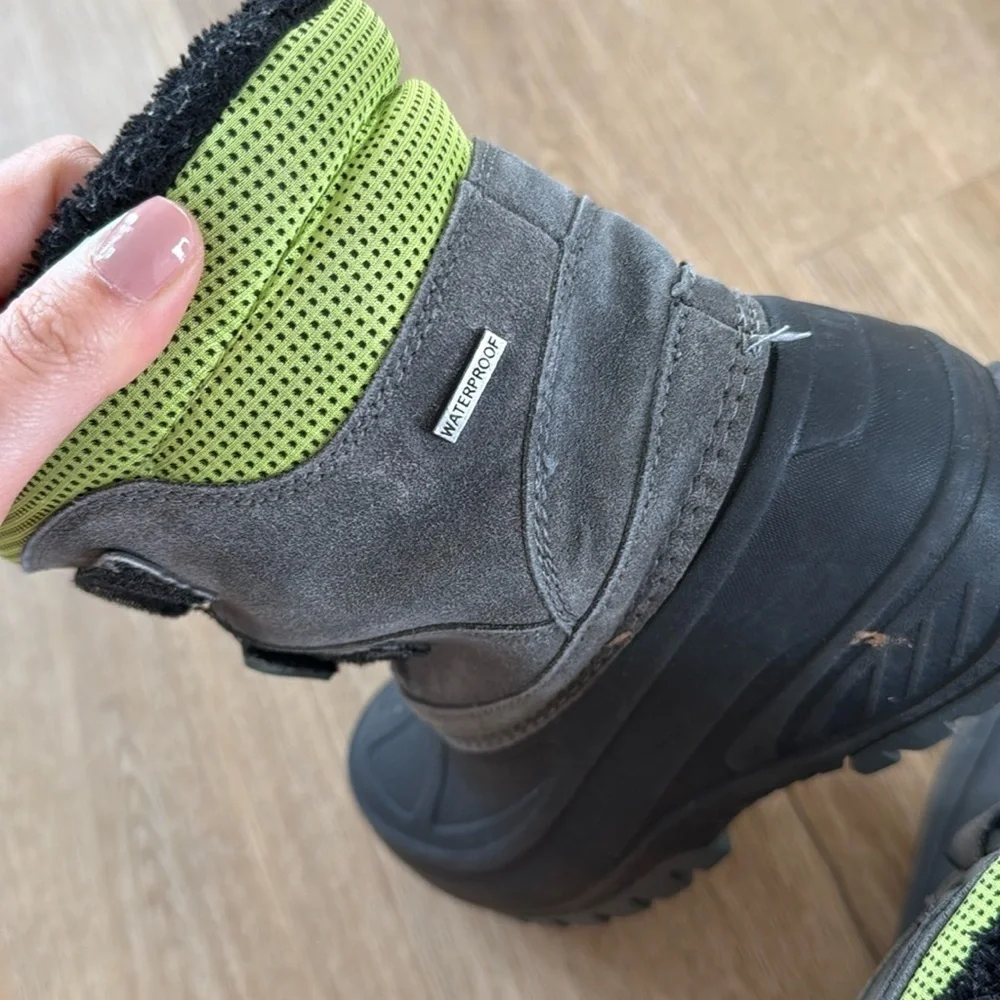Snow boots